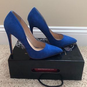 Eye catching blue pumps!